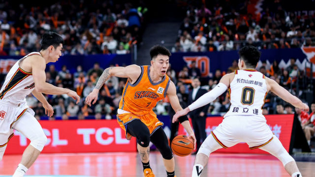 开云体育-上海男篮VS深圳！卢伟冲击10连胜，张镇麟对位贺希宁，央视直播